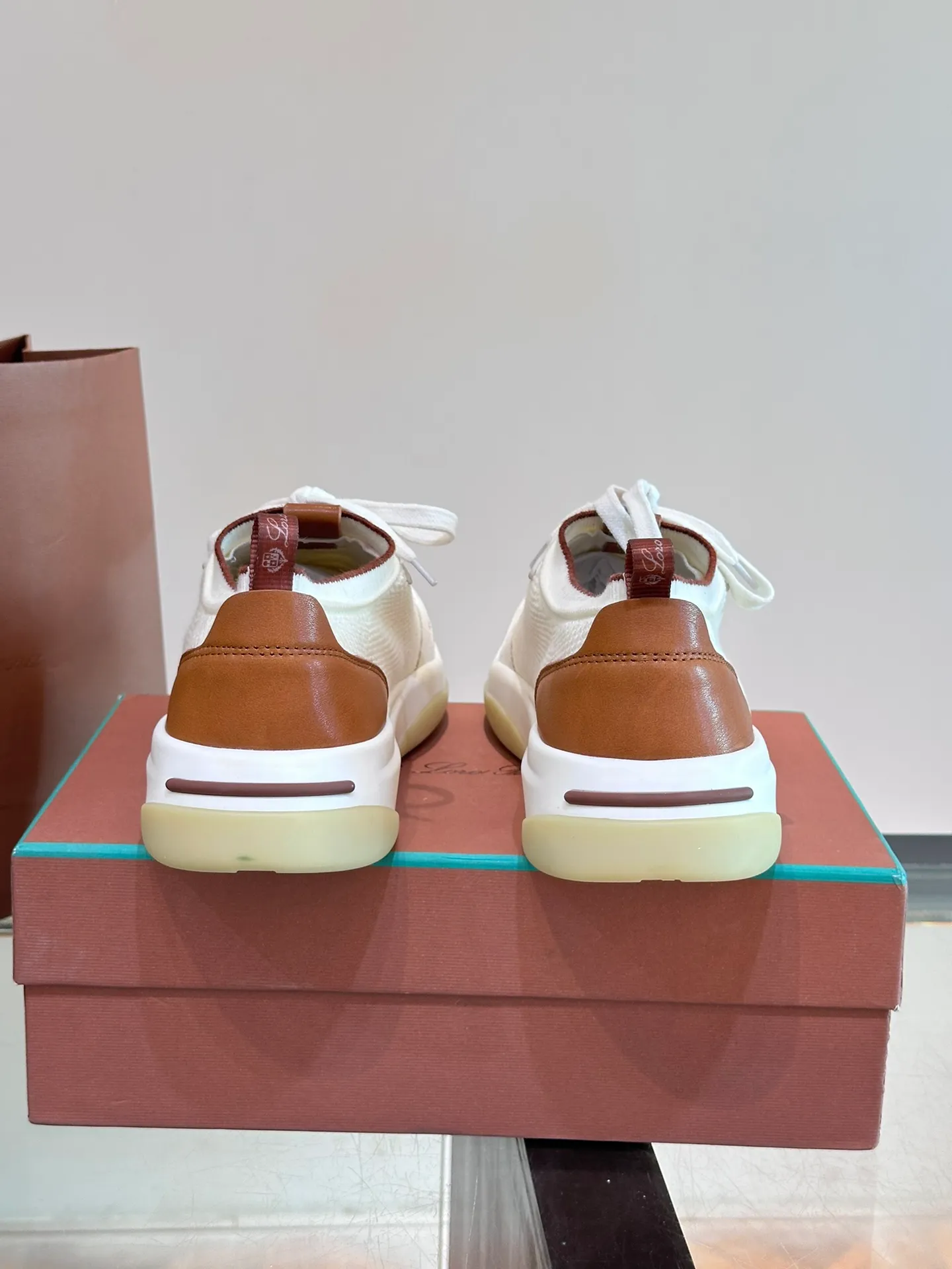 Factory price: 500💰Loro men's shoes💰iana/nuoyoupiana 410 L men's shoes💰 Walk Wish men's sneakers. This sneaker redefines the iconic 360 L men's shoes from a modern perspective💰, using a new shape and a wider silhouette design to create an extraordinary comfortable wearing experience. The ultra-light sole creates a charming modern aesthetic, with a classic slip-on construction and extra laces to wrap your foot for comfort. Smooth calfskin and wool pique knit uppers are paired with a combination suede calfskin lining and logo calfskin foot pads for ultimate comfort and breathability. The toe is inlaid with soft suede embellishments, the heel has contrasting line details, and is matched with an EVA foam and rubber outsole. The upper foot is light, soft and shock-absorbing, making it suitable for daily wear in all seasons. Comes with a full set of original packaging and complete information! Size: 39-44 (45, 46 can be customized)